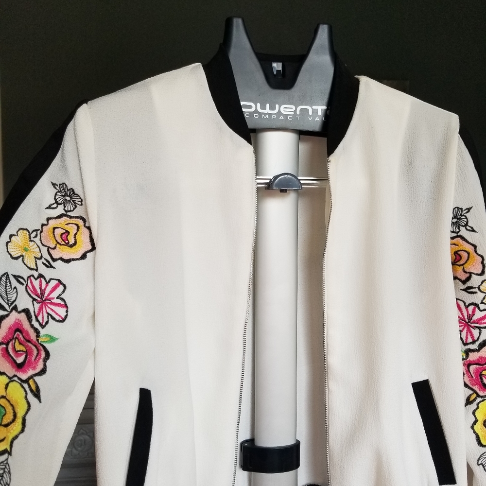 Bomber jacke cream with embroidered flowers